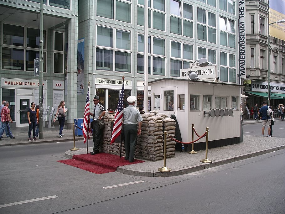 Berlin, Checkpoint Charlie, Attraction, incidental people, architecture
