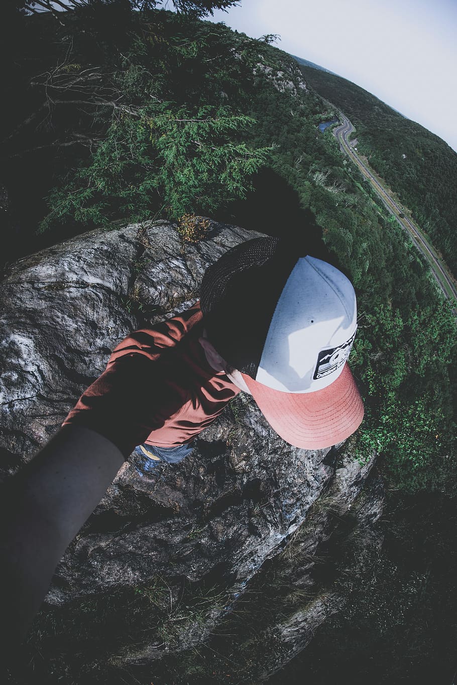 person standin on hill, man standing on cliff taking selfie, hiking HD wallpaper