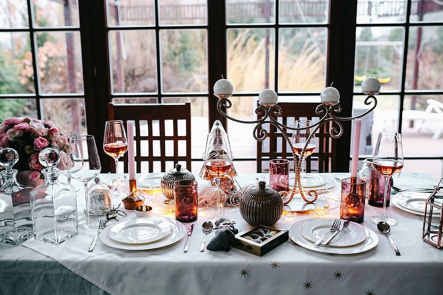 Christmas table decorations, table set, pink, holiday, glamour HD wallpaper