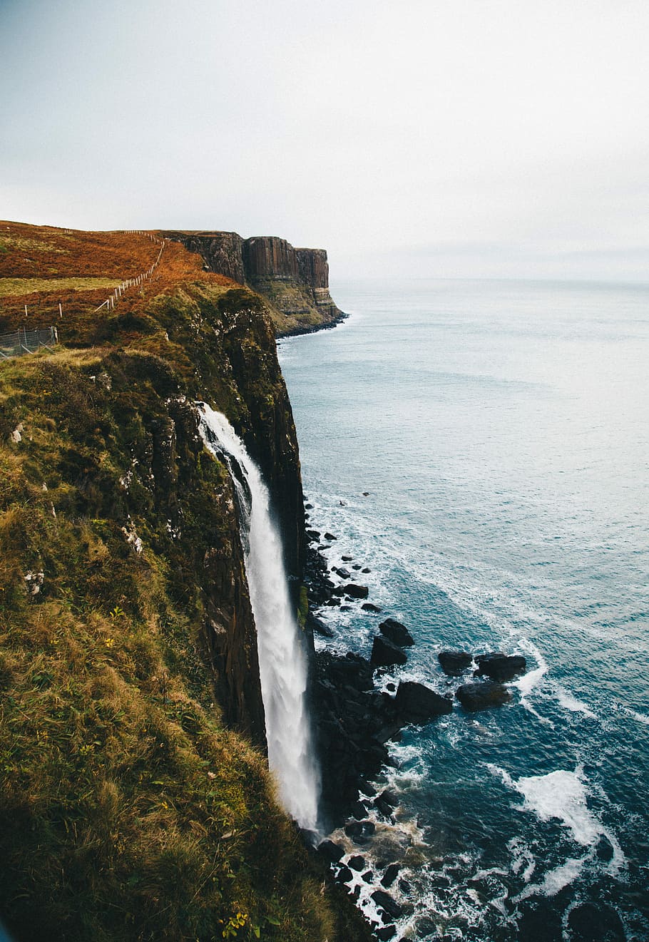 waterfalls in the cliff leading towards the ocean at daytime, waterfalls on cliff HD wallpaper