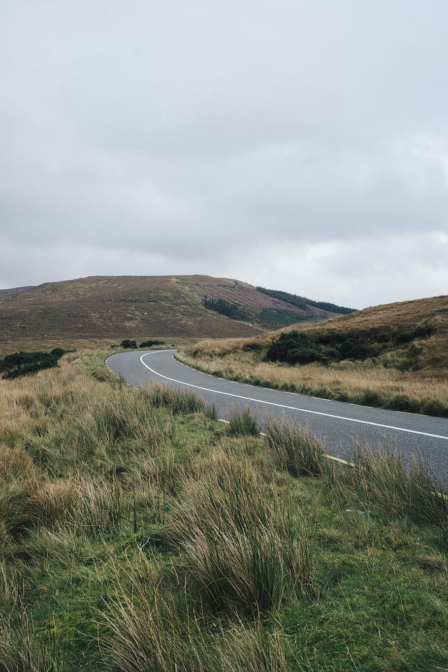 curved road between land, road near mountains, cloud, sky, bend HD wallpaper