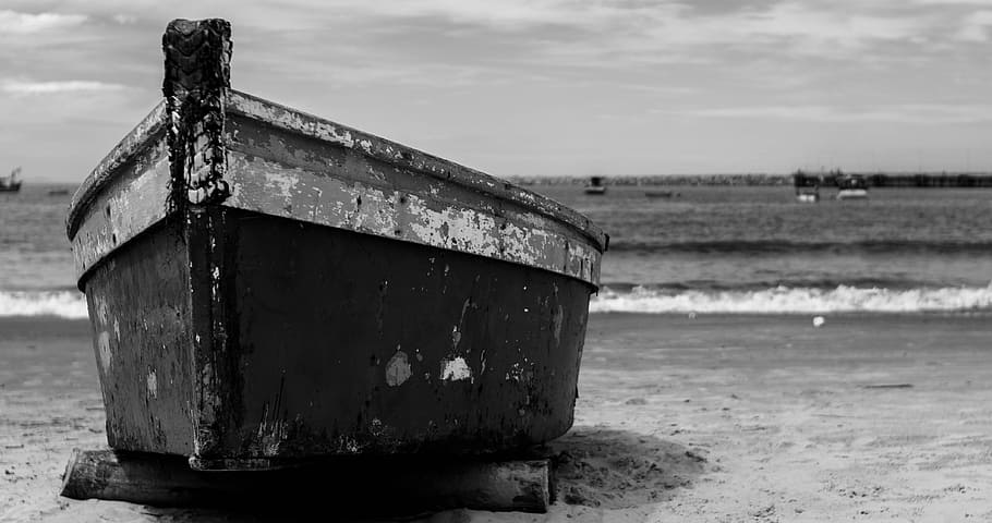 gray scale photography of boat on shore, beach, mar, sol, travel HD wallpaper