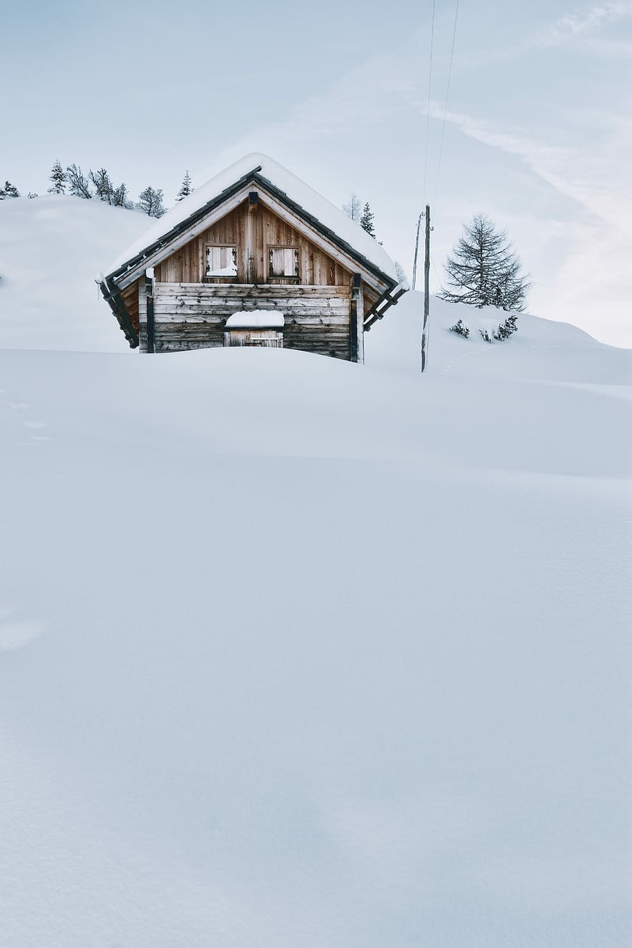 brown wooden cabin covered with snow, brown house cover with snow HD wallpaper