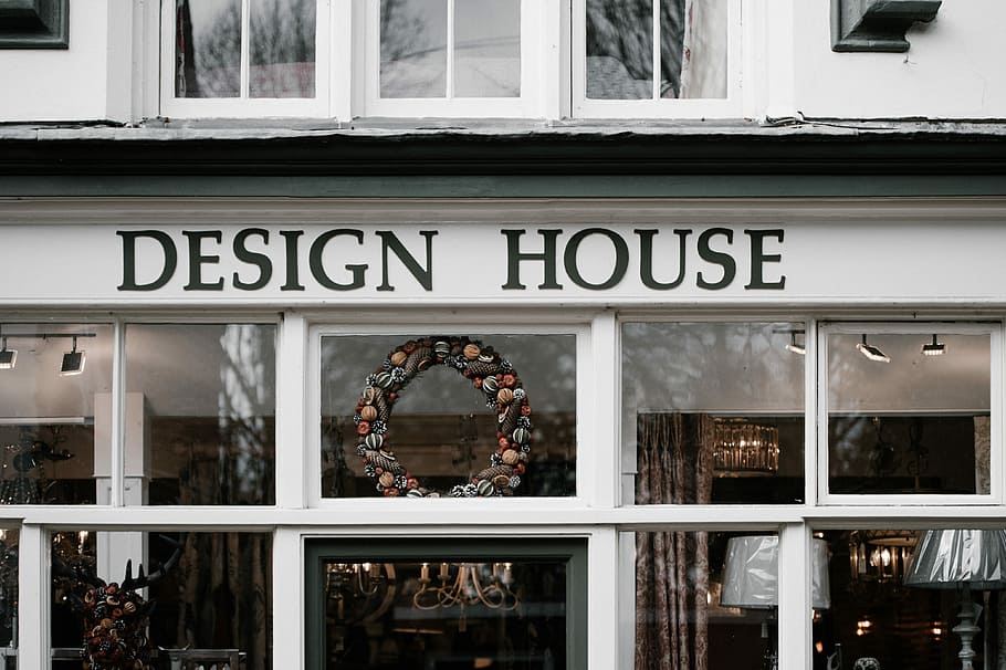 Design House, Winchester, Design House with Christmas wreath inside HD wallpaper