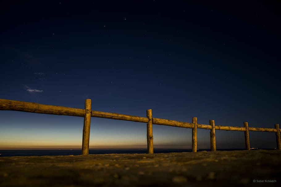 shallow focus of wooden fence, photo of brown wooden railings during night HD wallpaper