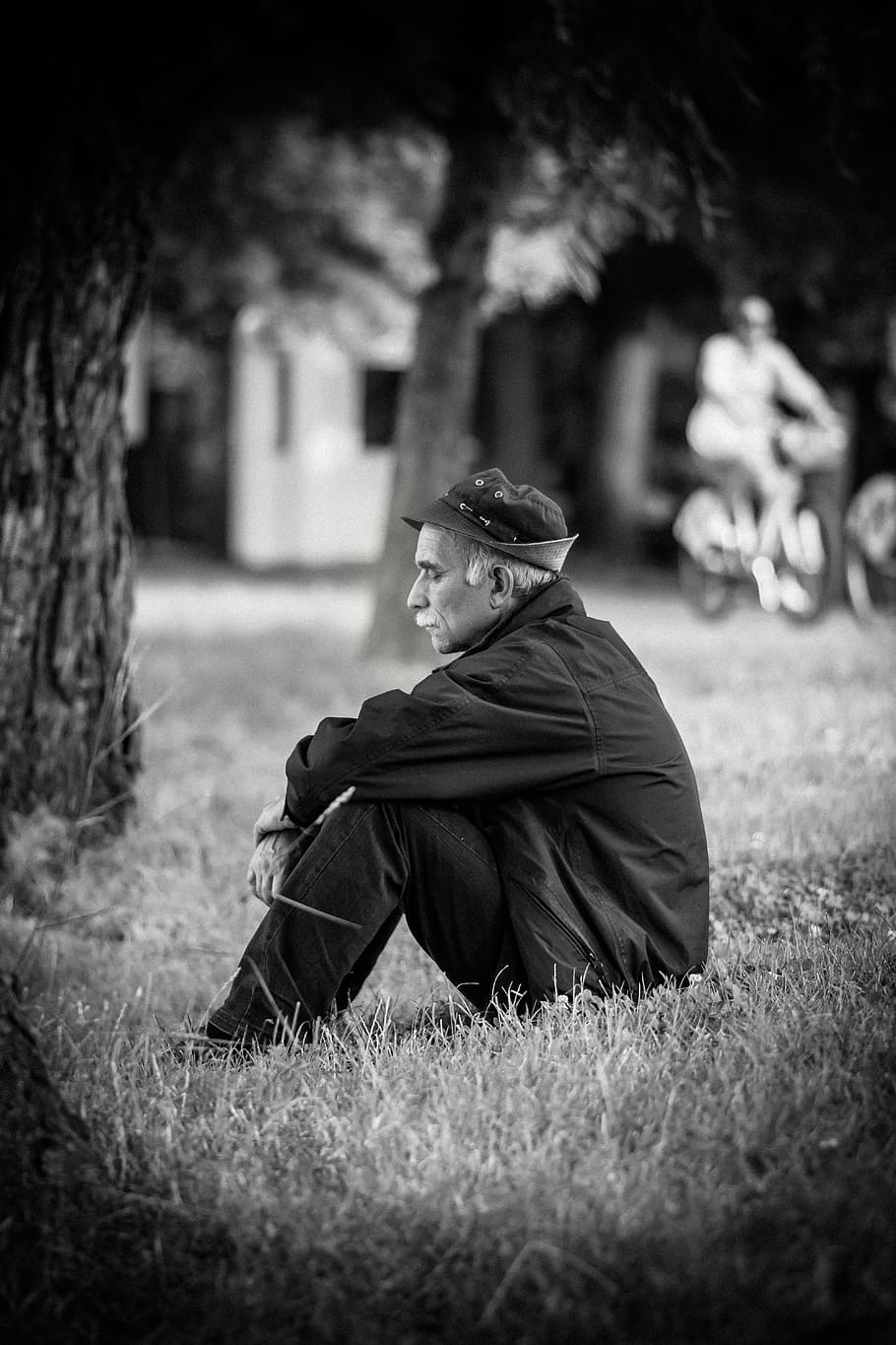 grass, people, old, man, sad, black and white, trees, sitting HD wallpaper