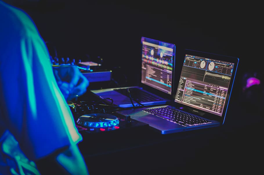 two laptop computers and DJ turntables, two laptop computers turned on and displaying music editor, HD wallpaper