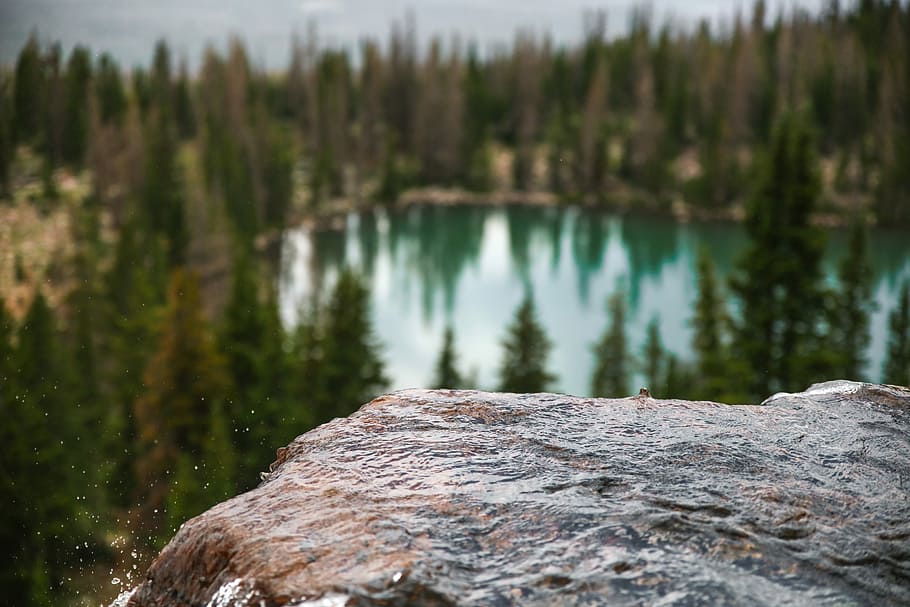 shallow focus photography of rock cliff, landscape photography of body of water surrounded by trees, HD wallpaper