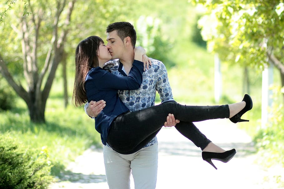 man carrying woman while kissing during daytime, couple, love, HD wallpaper