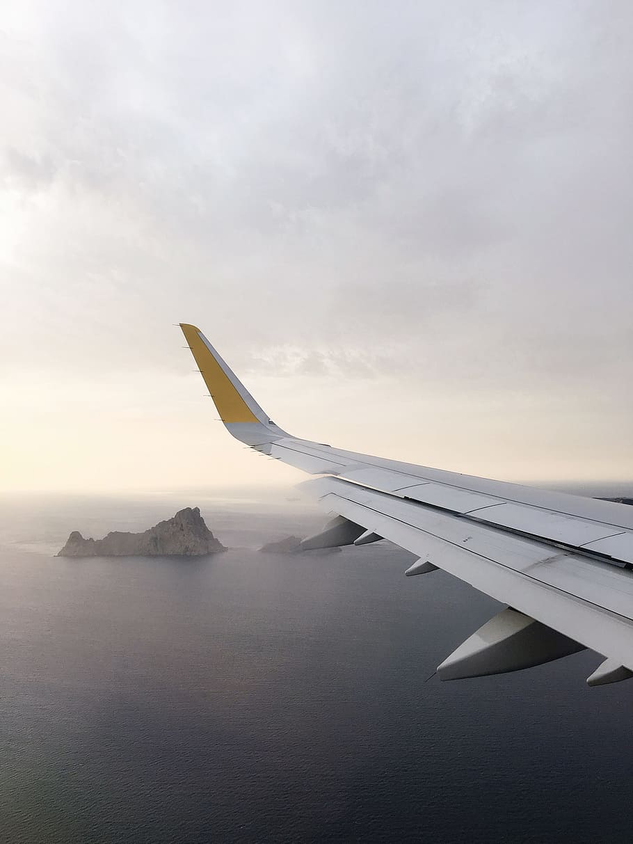 airplane wing above body of water during daytime, bird's eye view of airplane wing flying over body of water HD wallpaper