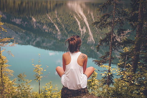 women's white tank top on top of the hill, woman in white tank top sitting on cliff HD wallpaper