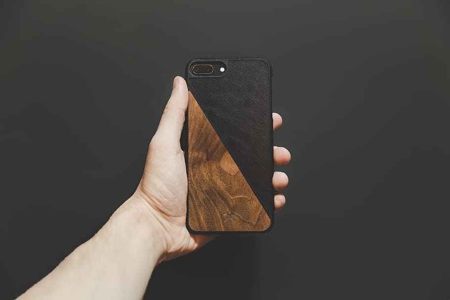 Hd Wallpaper Person Holding Jet Black Iphone 7 Plus Person Holding Phone With Brown Case Wallpaper Flare