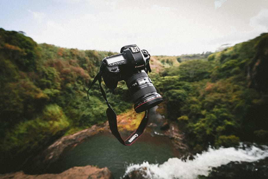 trowed black Canon DSLR camera, black Canon DSLR camera in selective focus photography HD wallpaper