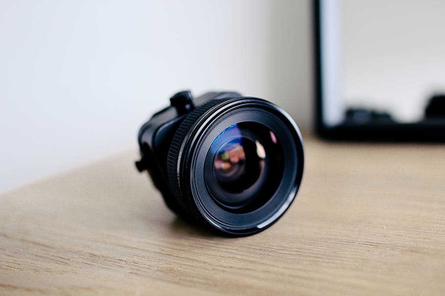 round black zoom lens on brown wooden surface, black camera lens HD wallpaper