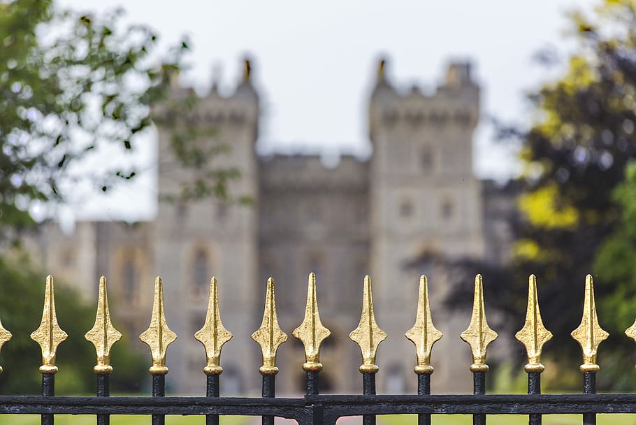 black metal fence in front of mansion, black and gold fence, royal wedding, HD wallpaper