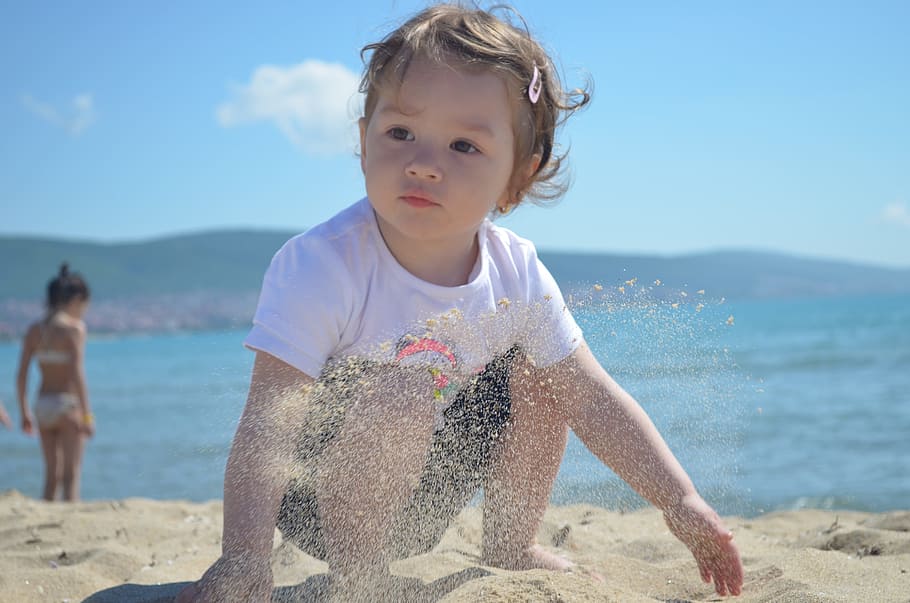 Girl, Beach, joy, great, happy, chold, play, sand, childhood HD wallpaper