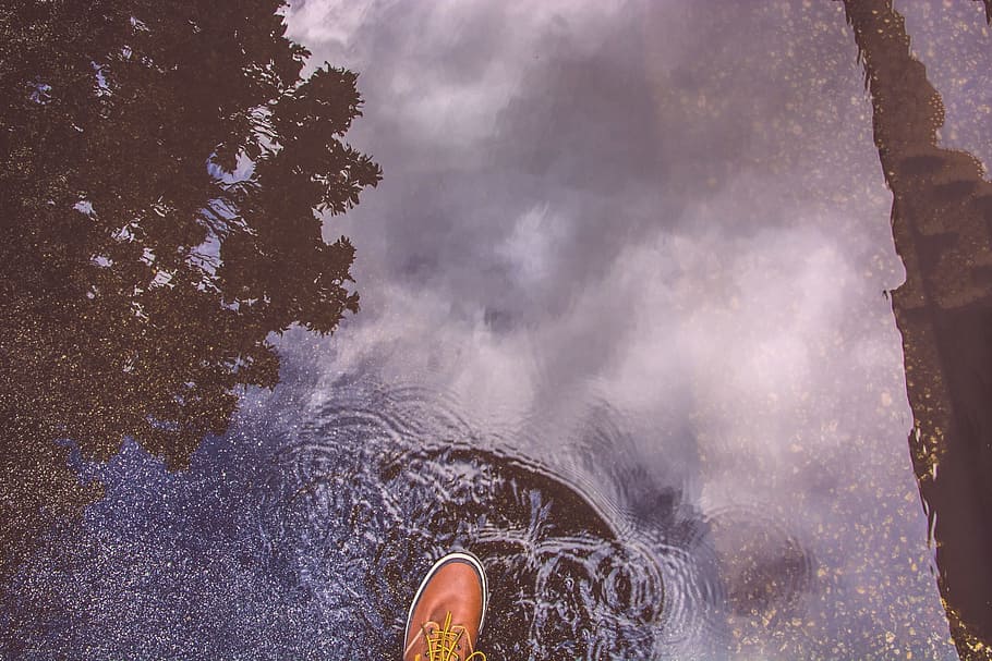 unpaired brown leather lace-up dress shoe stepping on water HD wallpaper