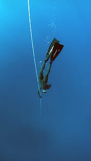 man in green wetsuit diving on body of water, deep, underwater HD wallpaper