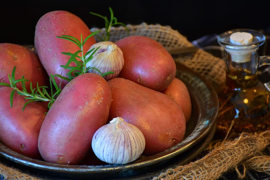 bulb of garlic on container, potatoes, red, red shell, carbohydrates HD wallpaper