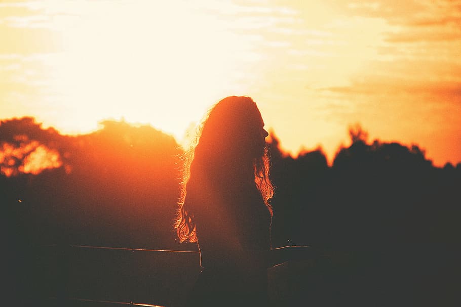 silhouette photo of woman during sunset, sun rays, dusk, shadow HD wallpaper