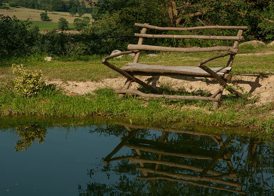 brown bench facing calm body of water, lake, reflections, nature HD wallpaper