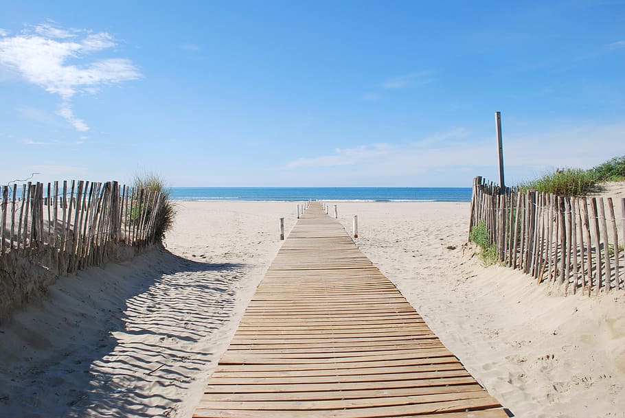 footbridge leading to seashore, beach, beach path, montpellier HD wallpaper