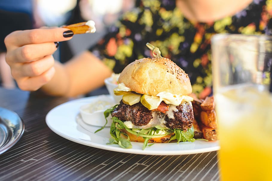 Summer juicy beef burger, colorful, eating, hands, meat, outside, HD wallpaper