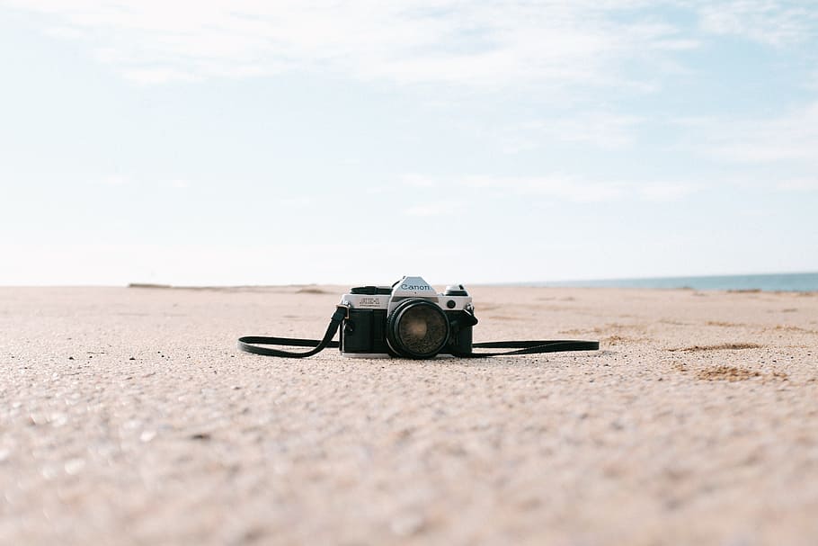black and silver SLR camera on seashore, film camera on sand HD wallpaper