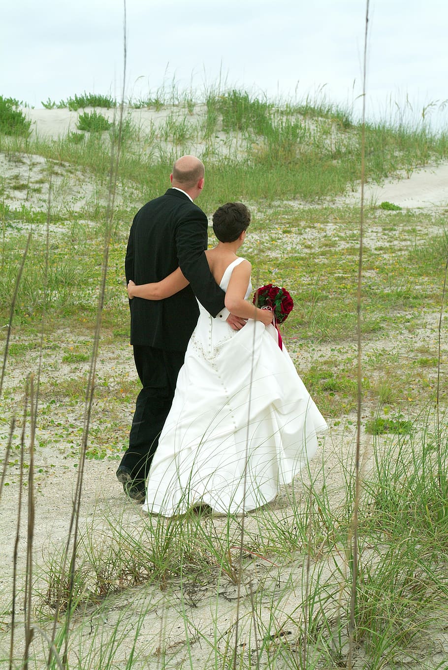 wedding, beach, couple, bride, groom, romantic, walk, married HD wallpaper
