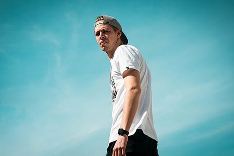 man in white shirt wearing cap under blue sky, black, gray HD wallpaper