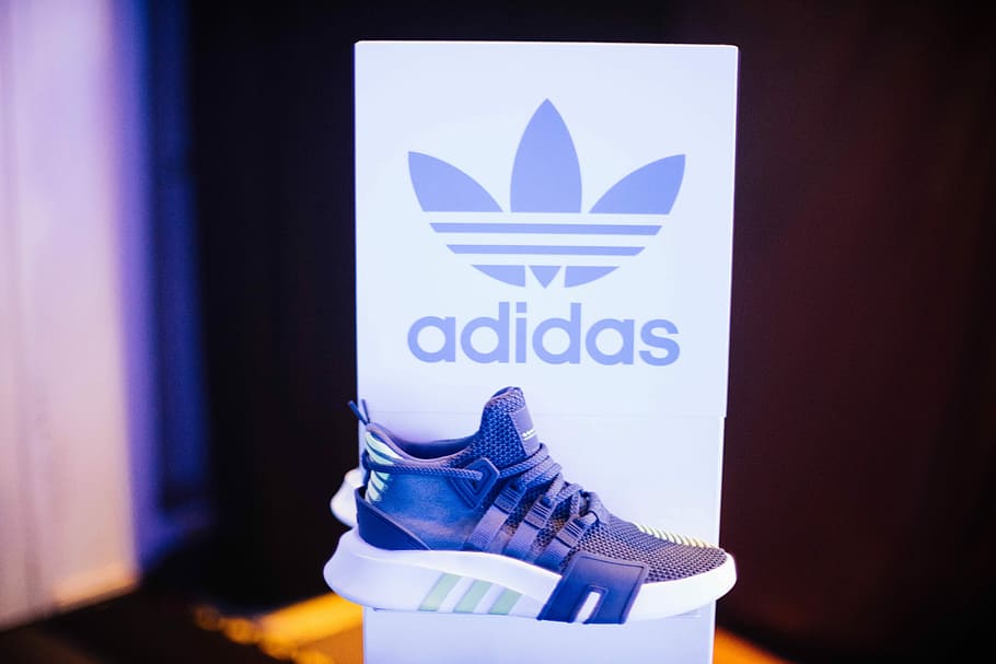 unpaired blue and white adidas running shoe, blue and white adidas sneaker, HD wallpaper