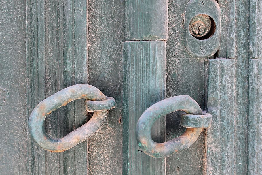 hooks, distressed, chains, keyhole, grey, texture, door, entrance HD wallpaper
