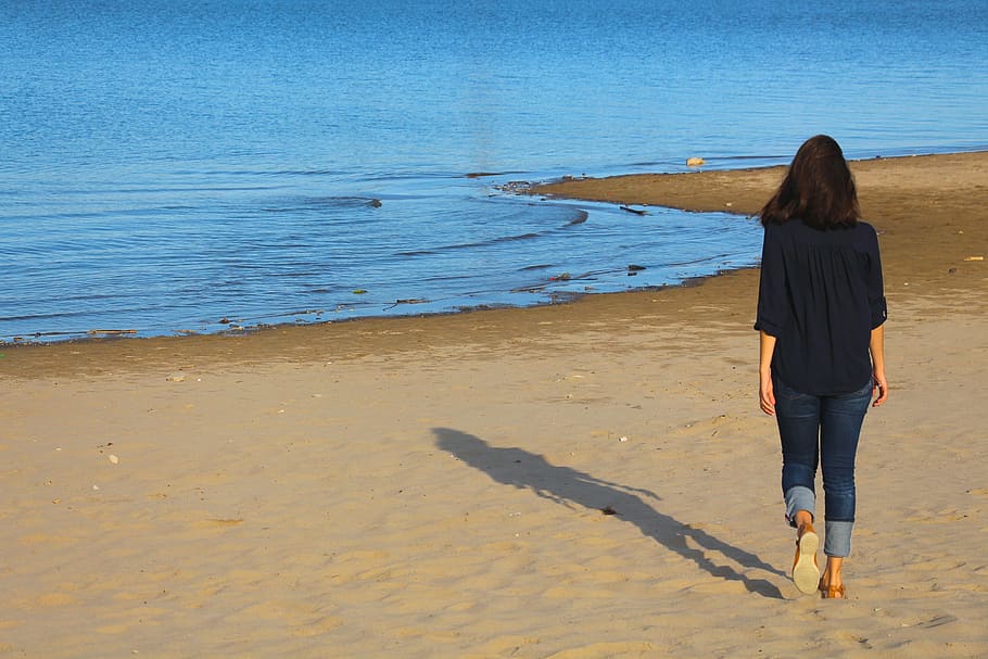 woman wearing blue denim jeans walking on a seashore, beach, water, HD wallpaper