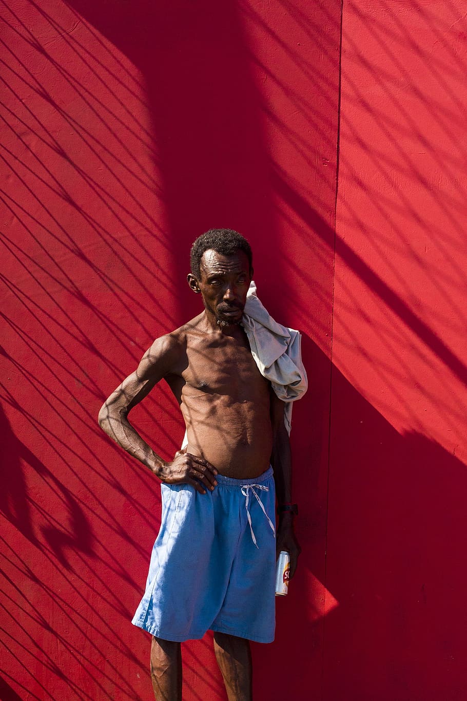 Cores da Bahia, man standing near wall during daytime, red, background HD wallpaper
