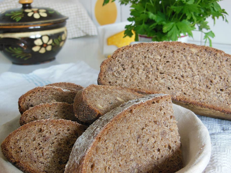 baked breads on plate, slices, brown, rye, sourdough, healthy, HD wallpaper
