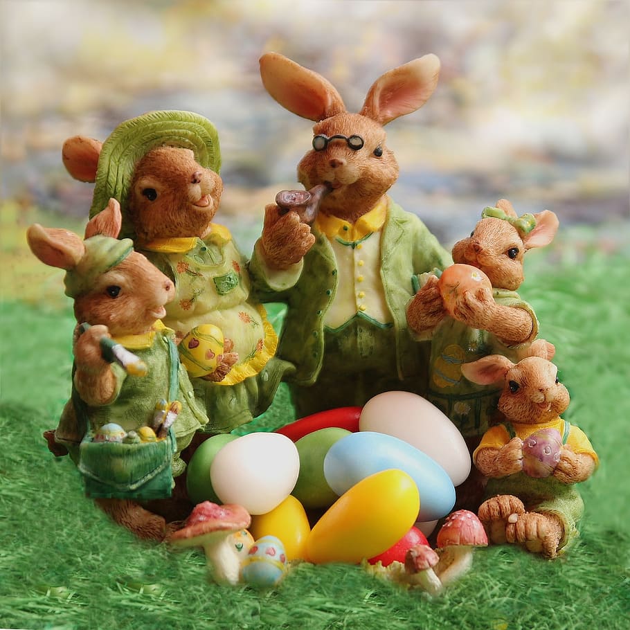 close photography of dressed kangaroo family figurine set, easter HD wallpaper