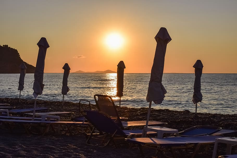 beach, umbrellas, summer, sun, sunrise, holiday, sea, horizon HD wallpaper