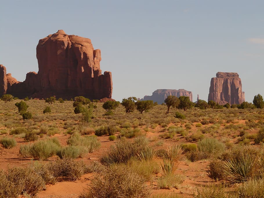 green grassfield near rock, Monument Valley, towers, rocky towers, HD wallpaper