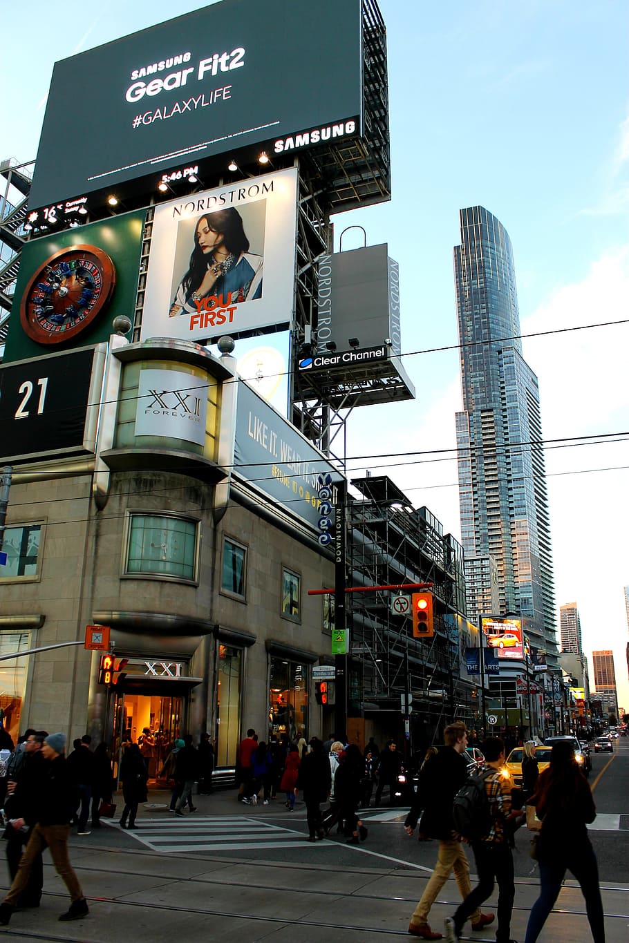 building, advertisement, billboard, model, people, man, woman HD wallpaper
