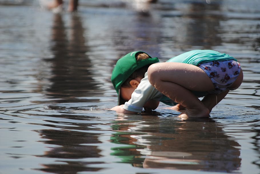 child wearing green shirt drinking water, child playing in water, HD wallpaper