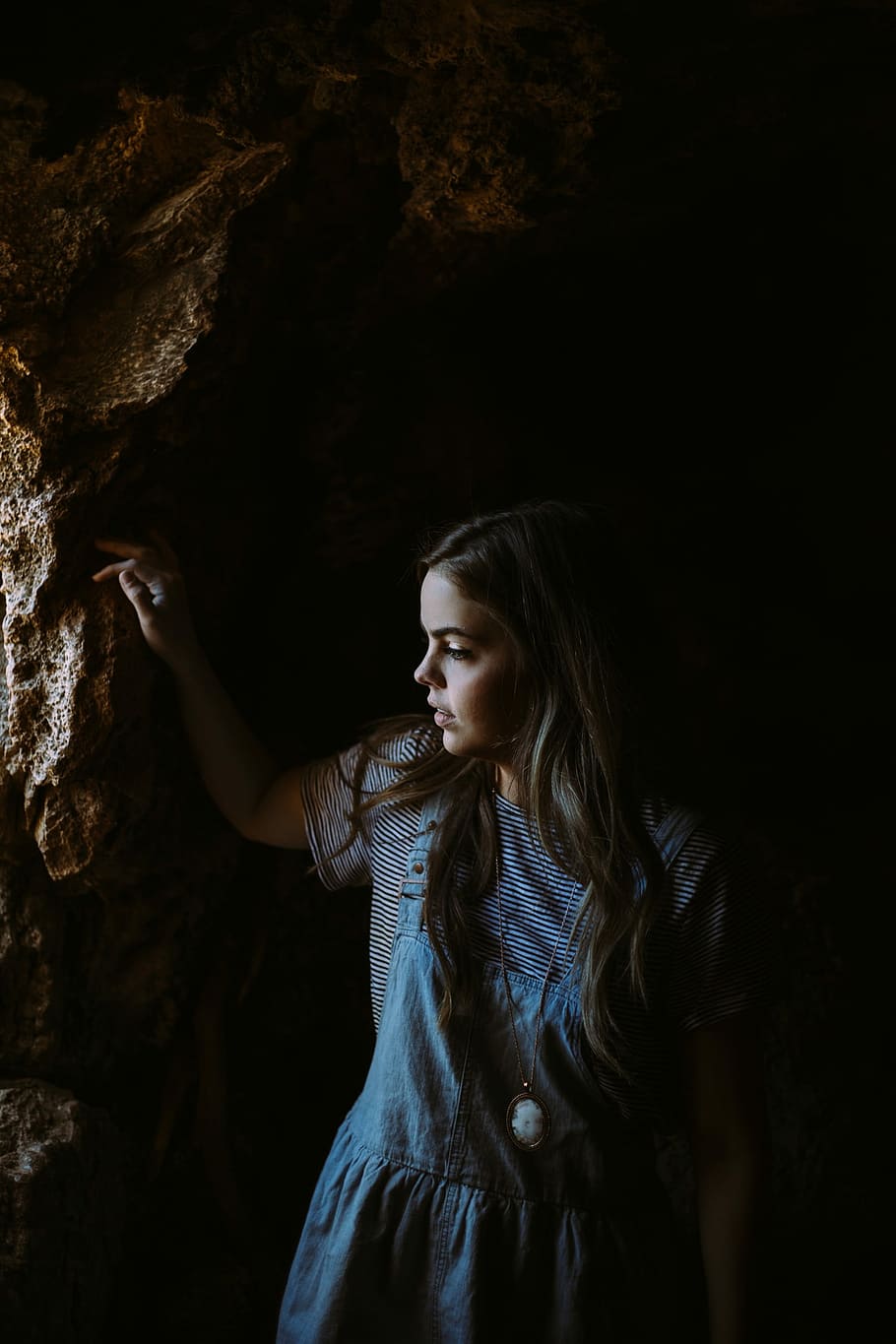 woman in blue chambray overall skirt holding rock surface, women HD wallpaper