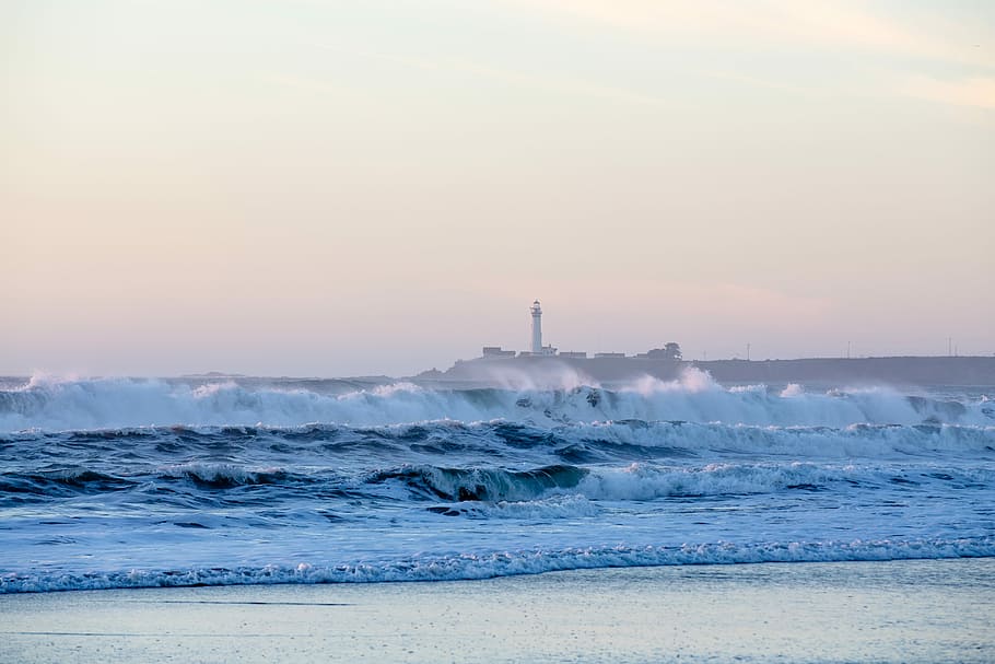 lighthouse with seawaves during daytime, sea waves on the seashore HD wallpaper