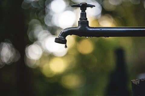 tilt shift lens photography of black steel faucet, close up photo of black faucet HD wallpaper