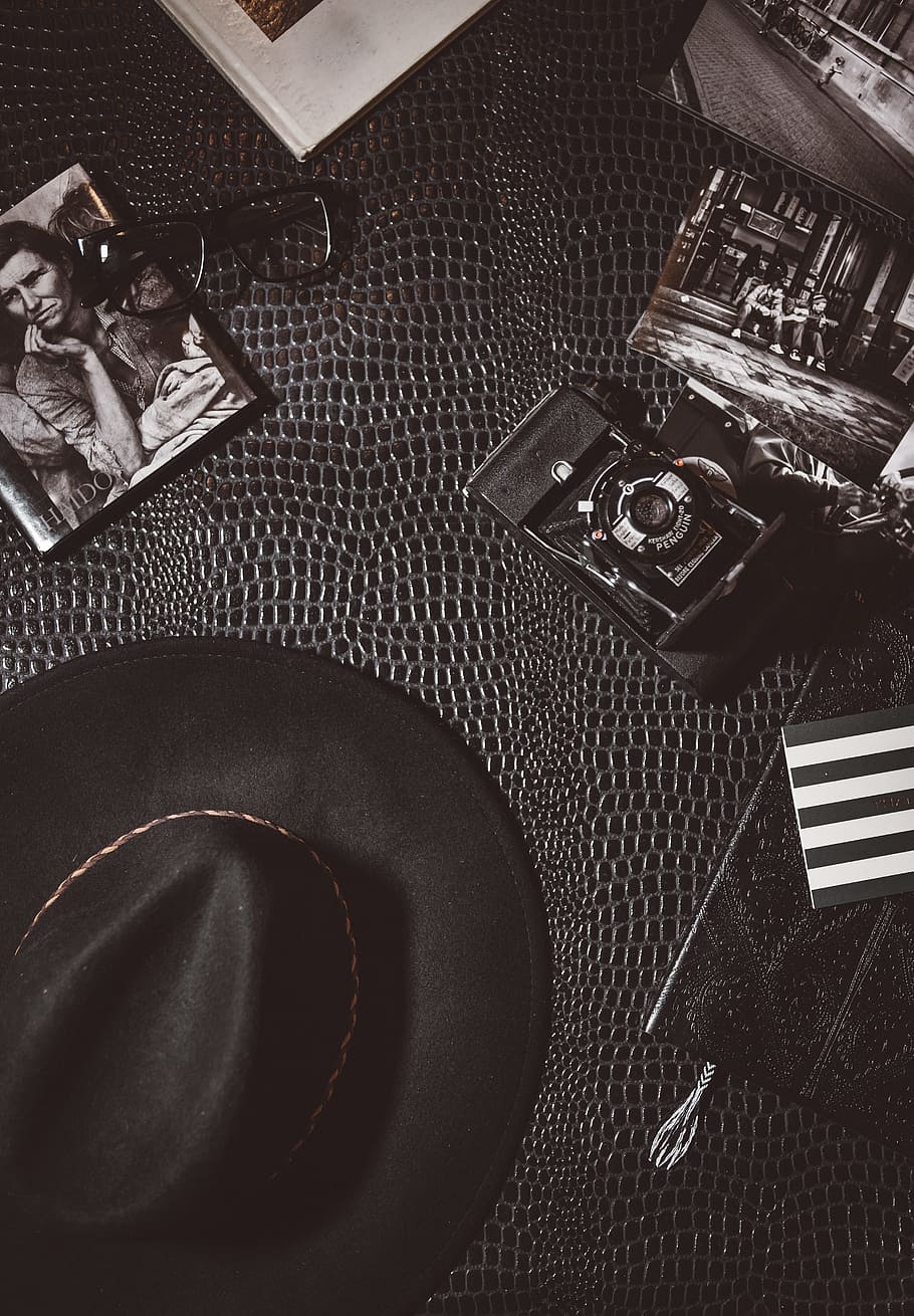 camera beside black hat, greyscale photo of black fedora hat beside black camera and black framed eyeglasses HD wallpaper