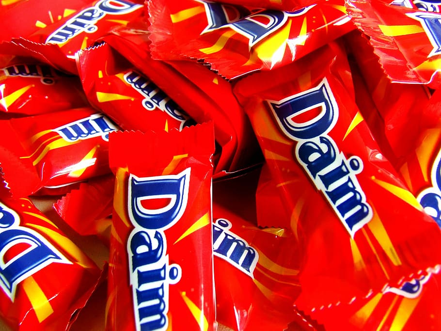 background chocolate, daim bar, sweets, chocolate bar, candy HD wallpaper