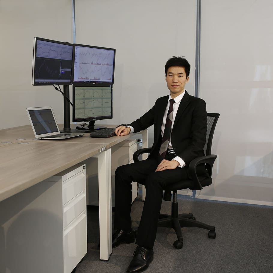 office, desk, commercial, computer, indoor traders multi-screen financial HD wallpaper