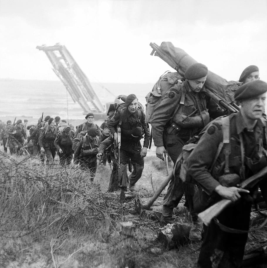 Royal Marine Commandos Move in from Sword Beach, D-Day, World War II, HD wallpaper
