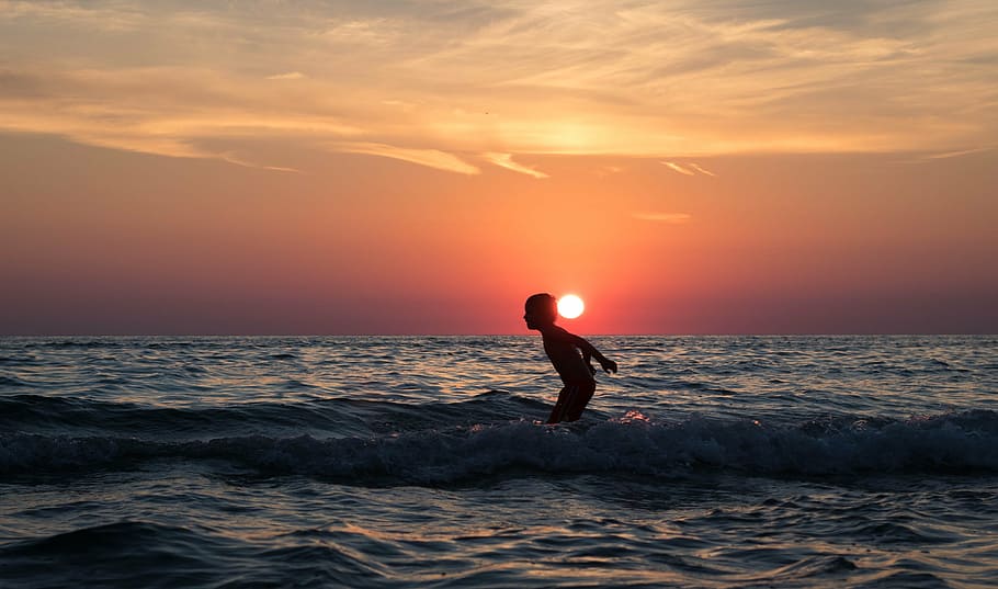 silhouette photo of child on body of water, beach, boy, evening HD wallpaper