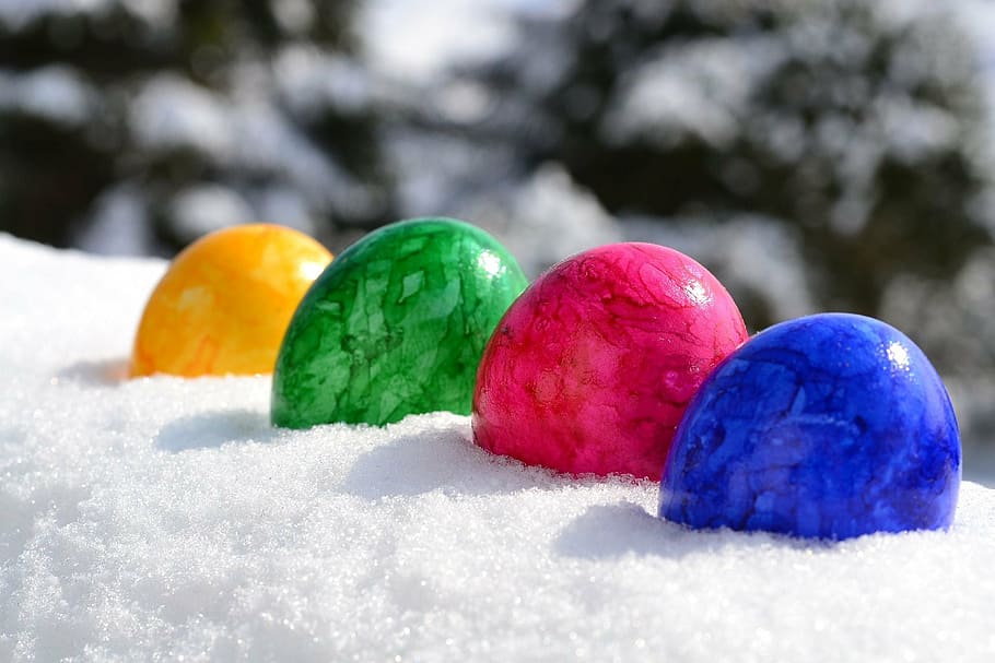 shallow focus photography of yellow, green, pink, and blue stone fragments on snow HD wallpaper