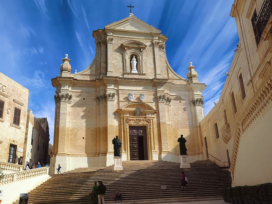photo of brown concrete cathedral, brown cathedral under blue sky during daytime HD wallpaper